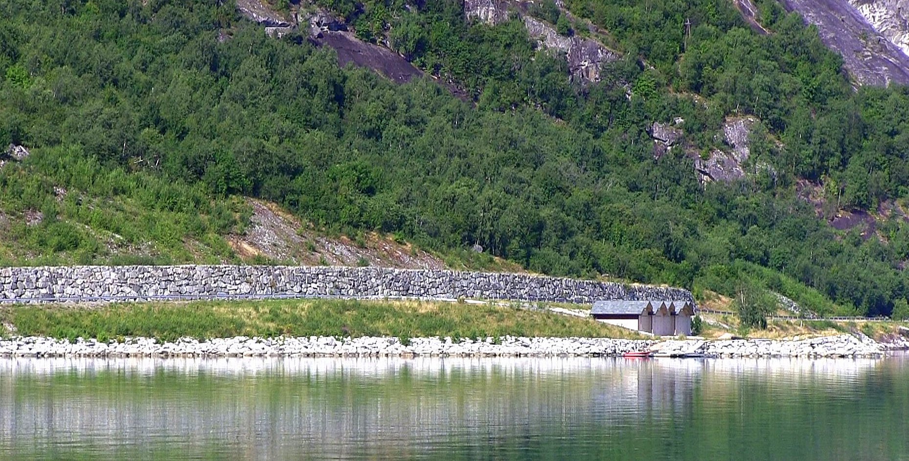 Avalanche barrier and boathouse in Menes. © Anne Gullbjørg Digranes