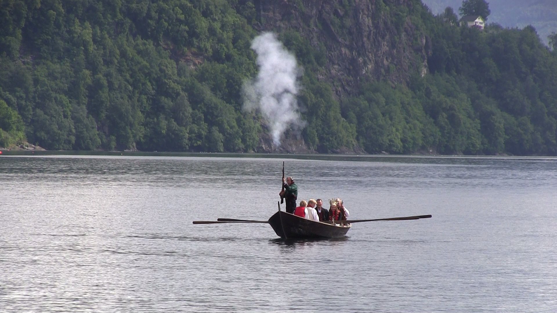Øystese. Salutt for brudepar i båt  - © Anne Gullbjørg Digranes