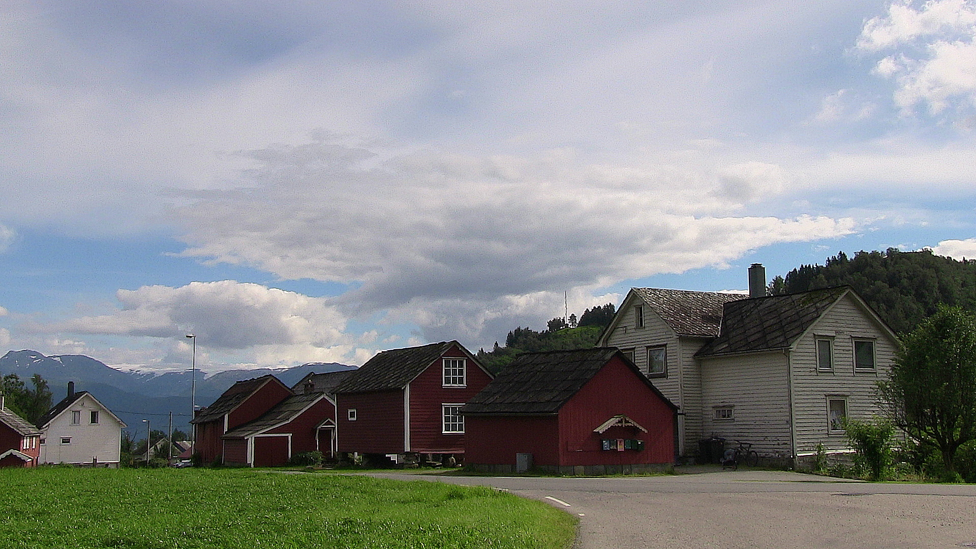 Farm village on Sjusetevegen in Øystese.  © Anne Gullbjørg Digranes