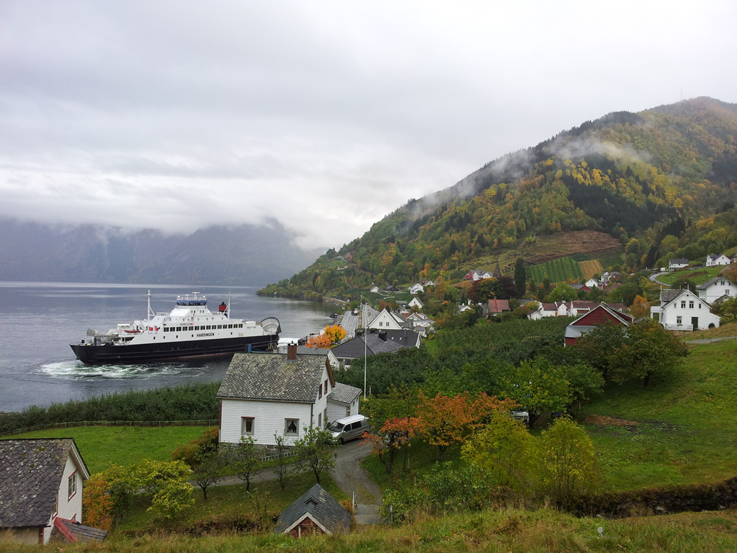 Car ferry setting off from the quay in Utne - © Anne Gullbjørg Digranes