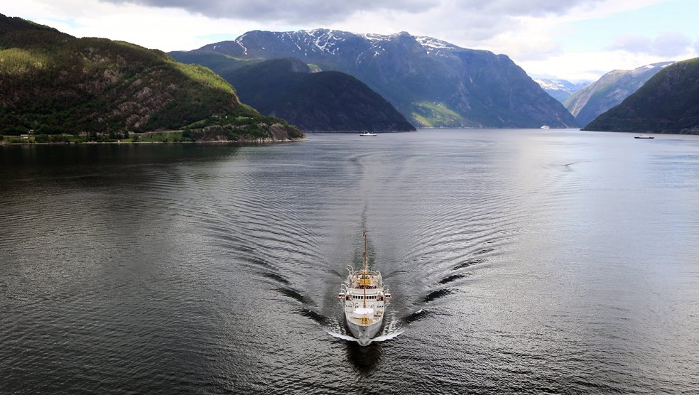 The Royal Yacht on its way under the Hardanger Bridge. © Arvid Aga. www.arvid-aga.no