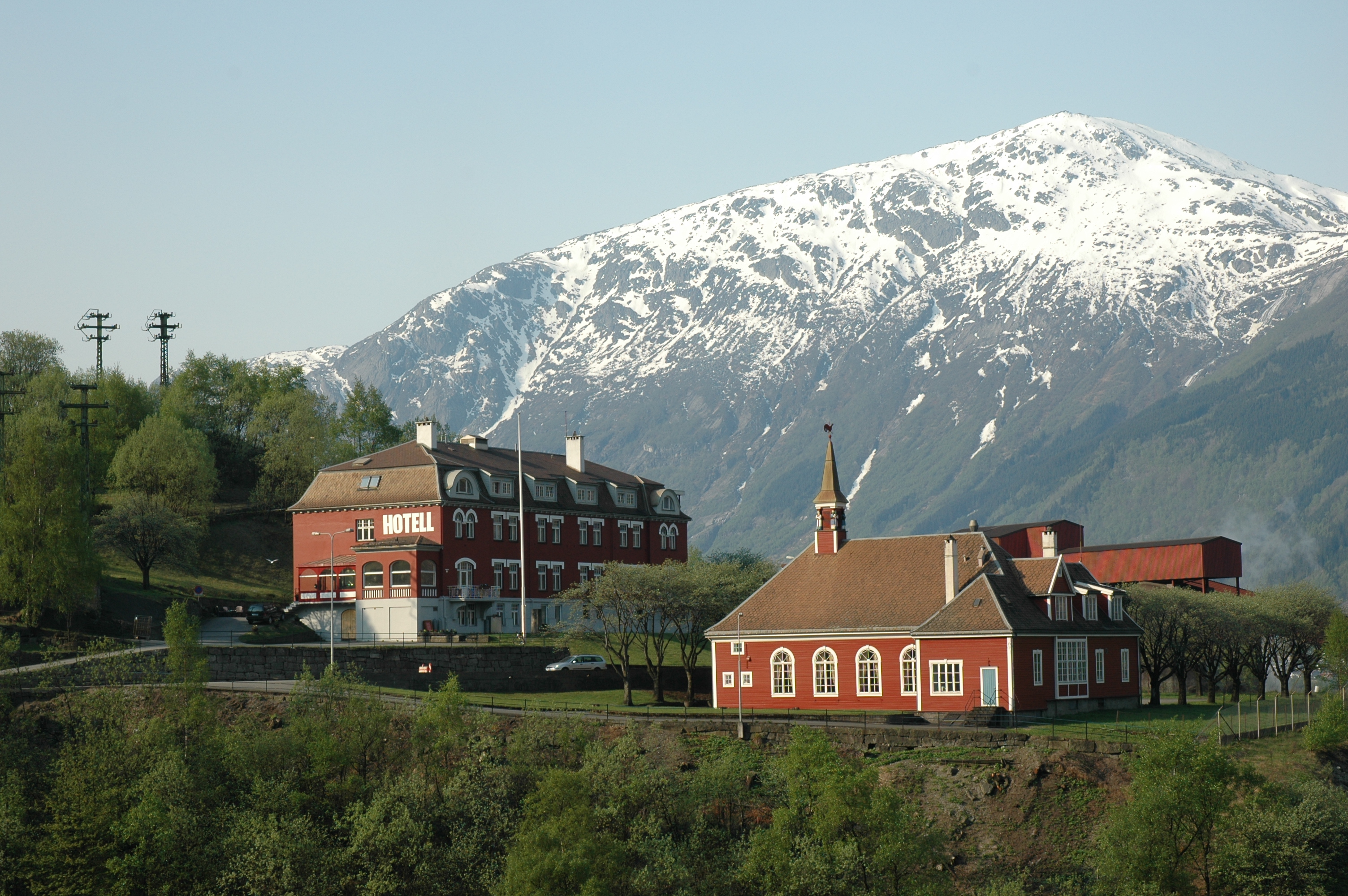 Tyssedal Hotel and the banquet hall Festiviteten.  © RHF (Destination Hardanger Fjord) / Harald Hognerud