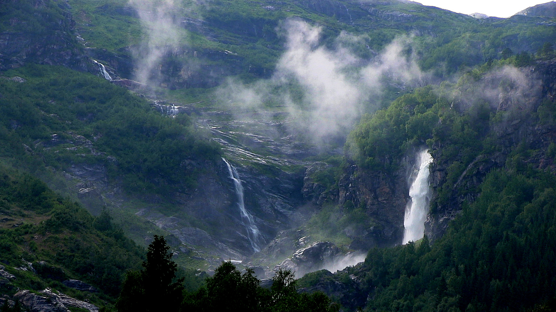 Dettefoss as seen from the road to Åse. © Anne Gullbjørg Digranes