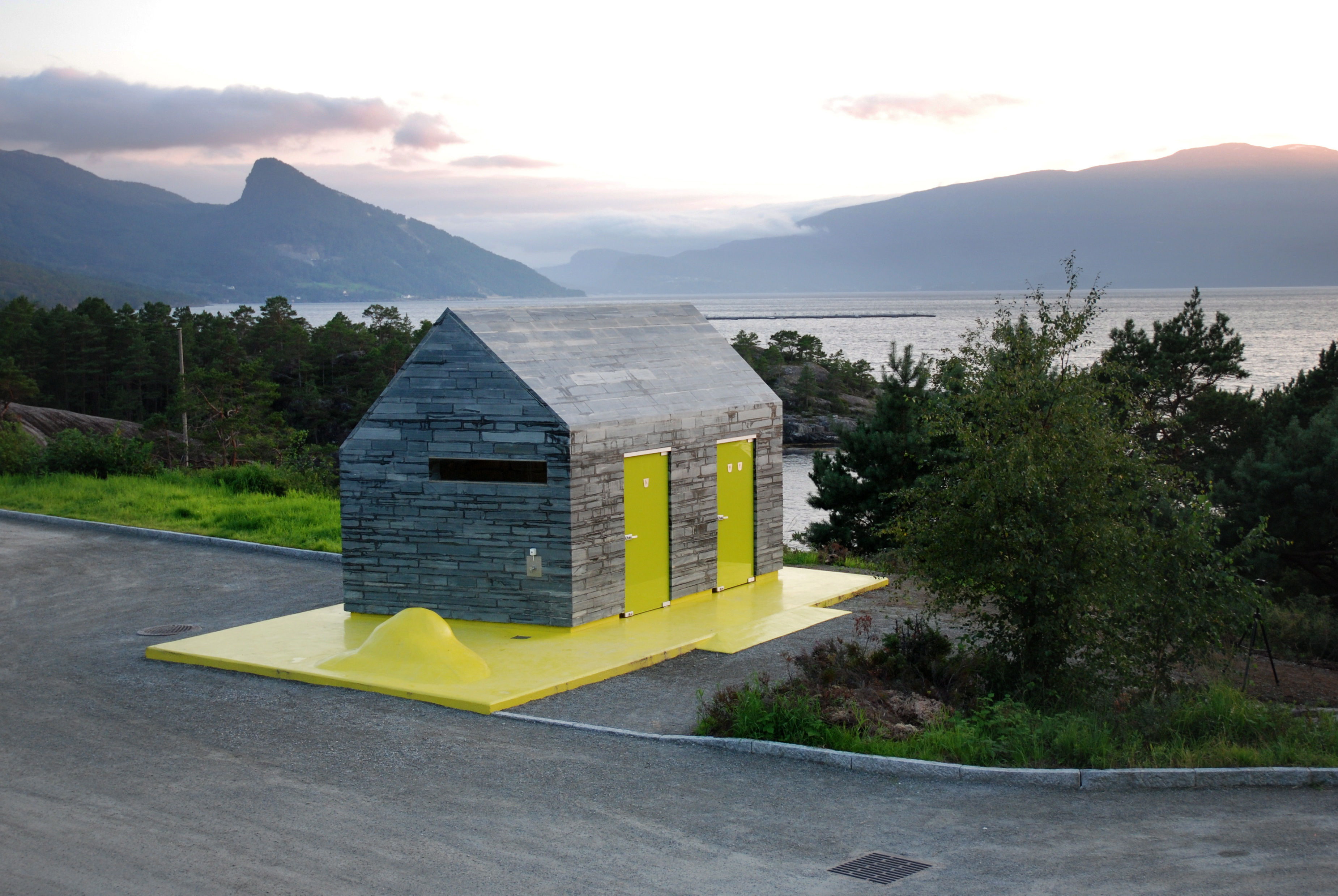 Toilet building at the Hereiane rest area. © The Norwegian Public Roads Administration/ Photo Hege Lysholm